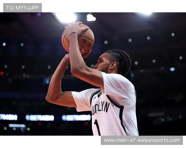 篮网中锋防守稳固,成功限制对手进攻,篮网 中锋